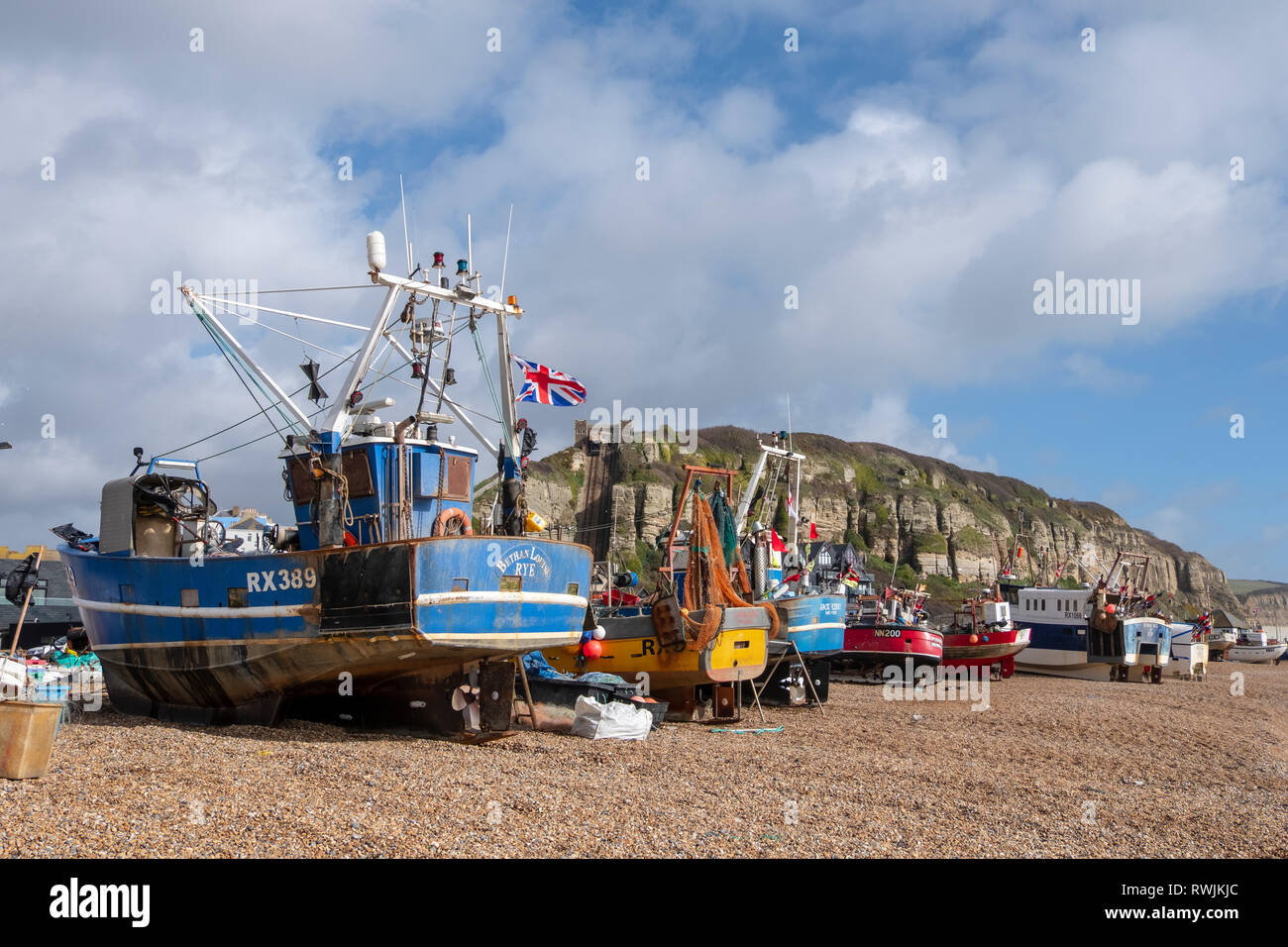 Hastings, East Sussex, UK. 7 mars 2019. Bateaux de pêche d'Hastings s'arrêta en haut de la vieille ville Stade plage des pêcheurs hors de portée de la mer dans les fortes rafales de vent. Avec plus de 25 bateaux Hastings a la plus grande plage-lancé flotte de pêche en Europe. Banque D'Images