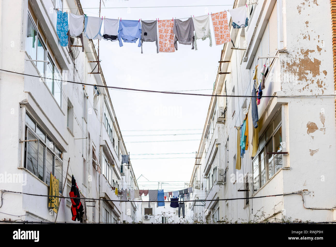 Vêtements lavés accroché entre bâtiments residencial à Ayamonte, Andalousie, Espagne Banque D'Images