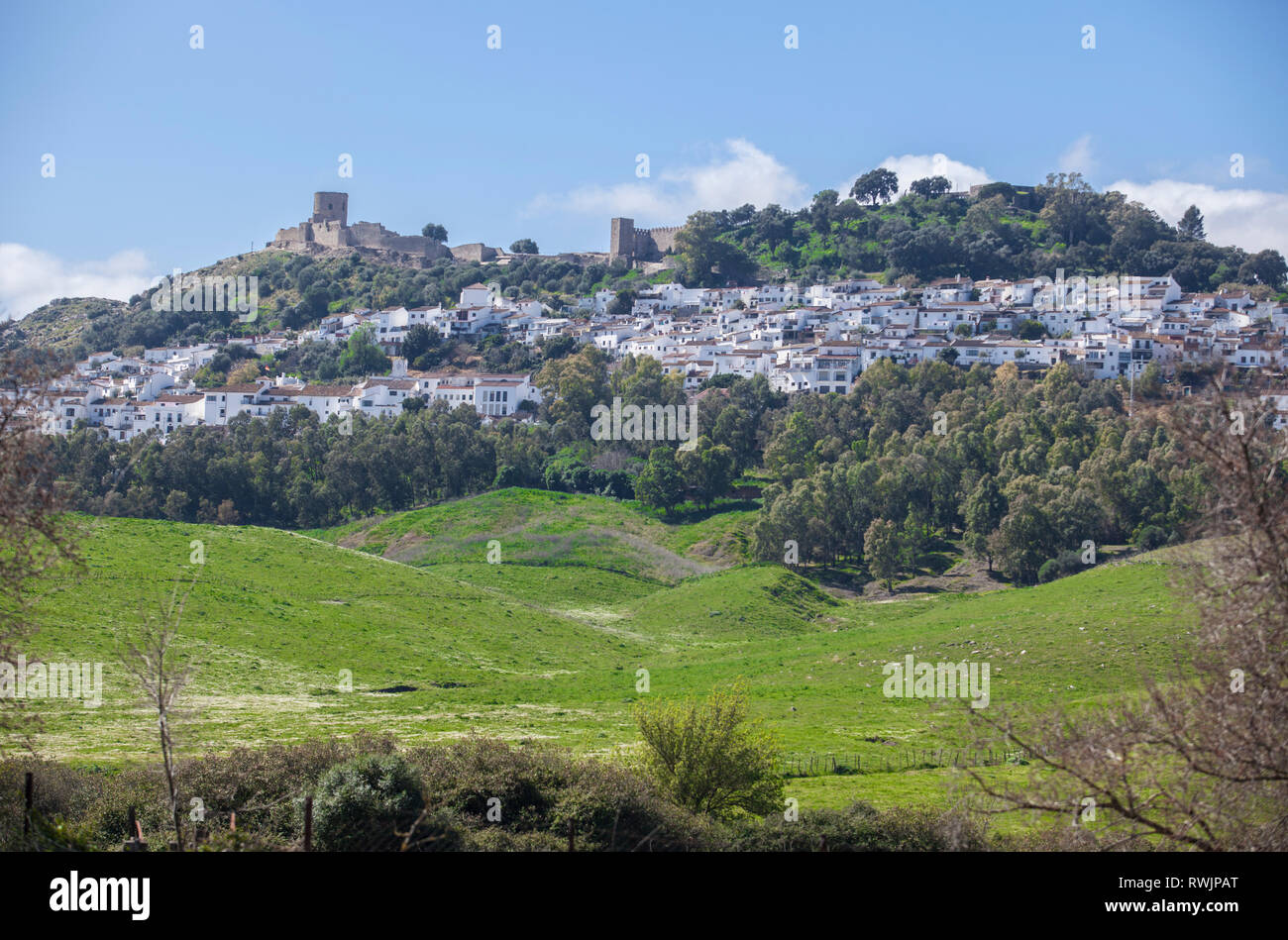 La ville de Jimena de la Frontera, Cadix, Espagne. Vue depuis la route de sortie Banque D'Images