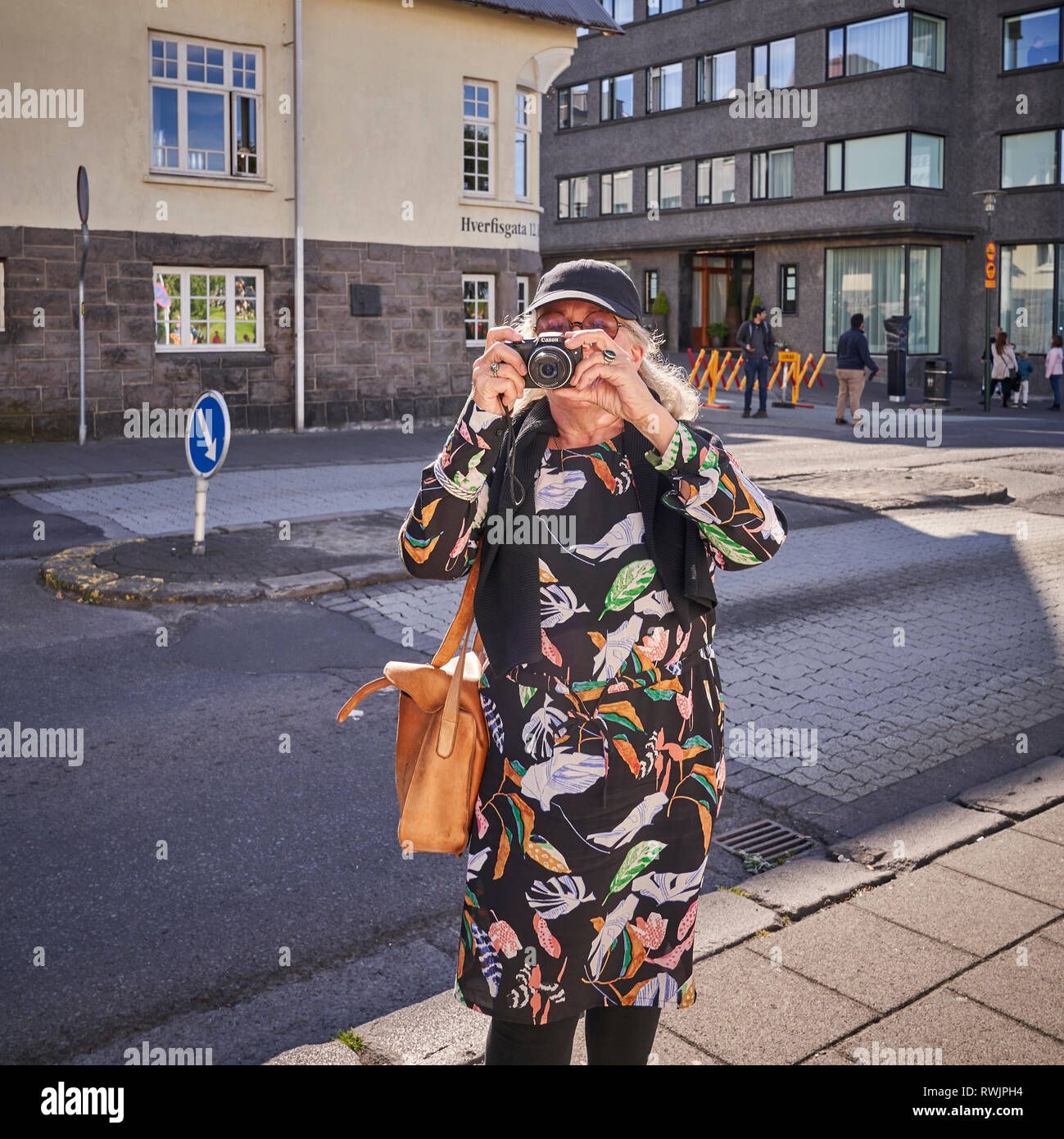 Femme de prendre une photo, Reykjavik, Islande Banque D'Images