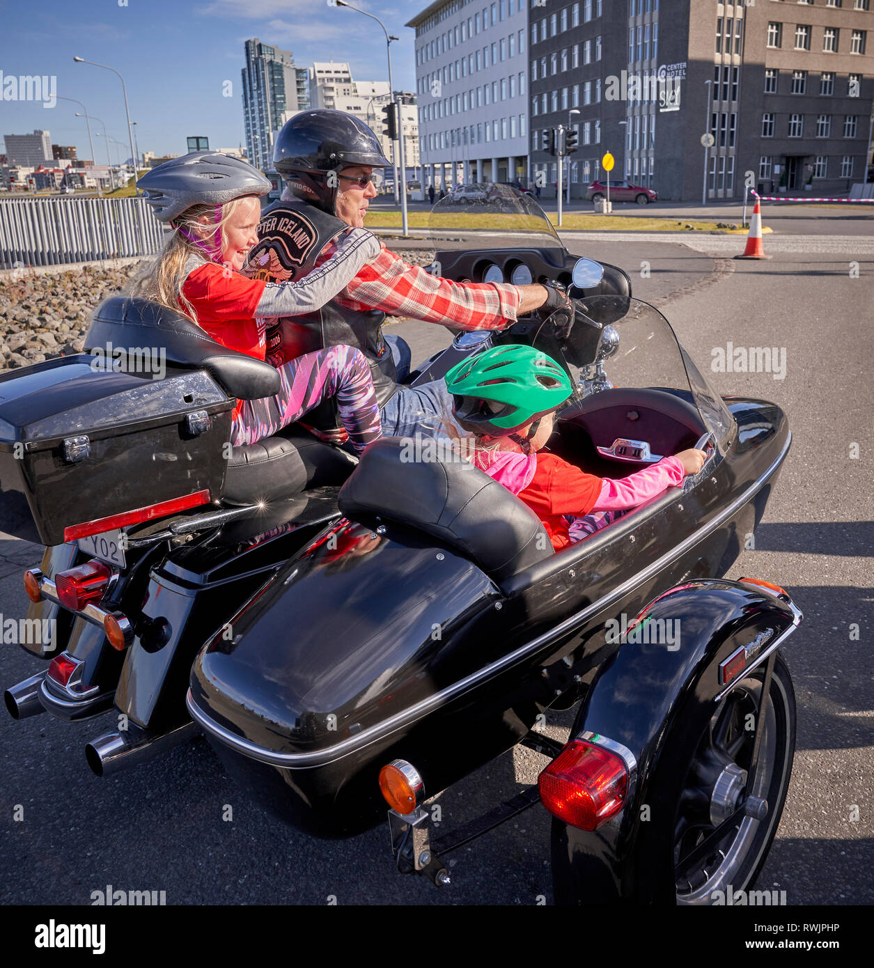 L'homme et des enfants sur une moto, Reykjavik, Islande Banque D'Images
