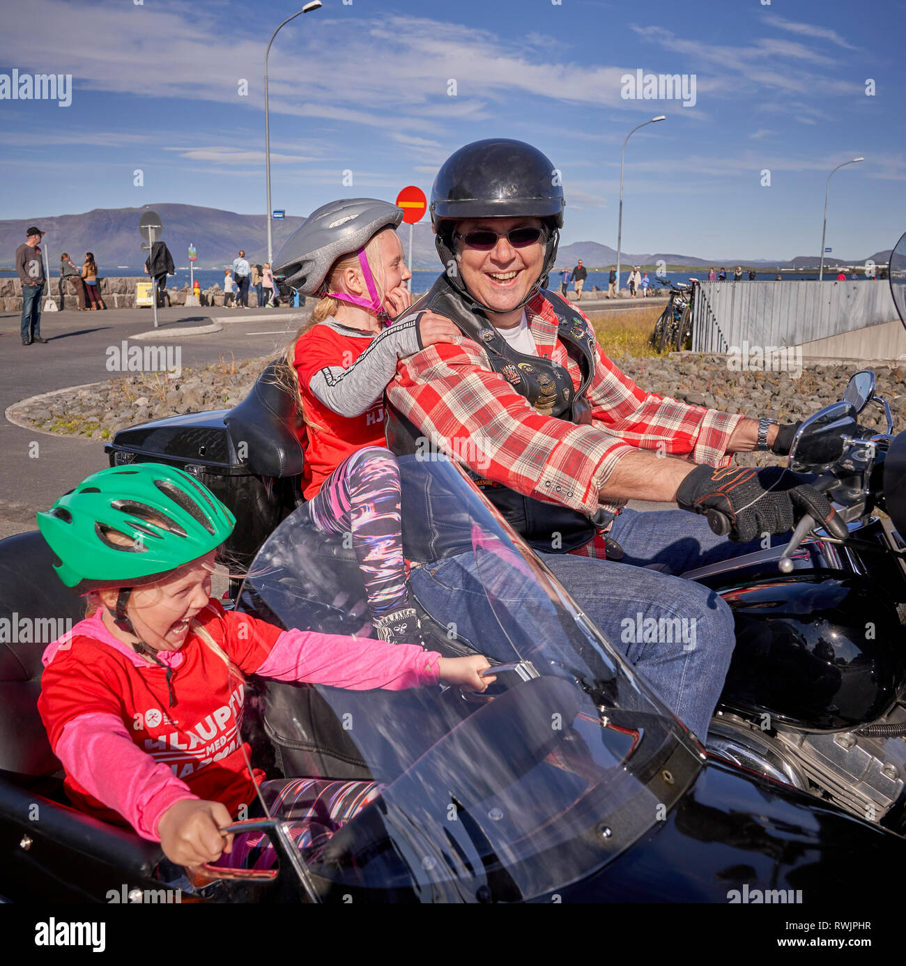 L'homme et des enfants sur une moto, Reykjavik, Islande Banque D'Images
