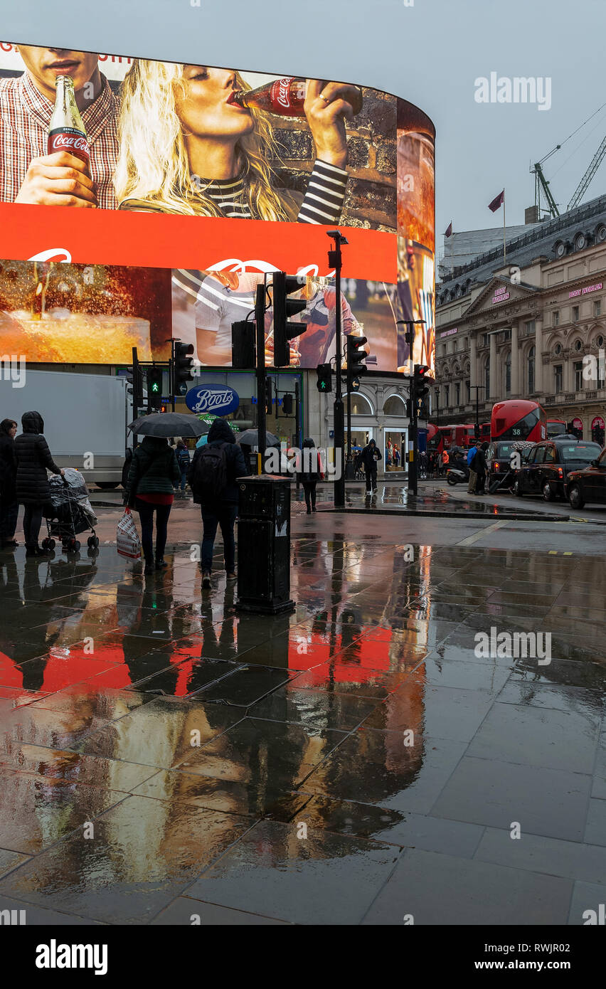 Piccadilly Circus, Londres sous la pluie, montrant les réflexions sur les trottoirs Banque D'Images