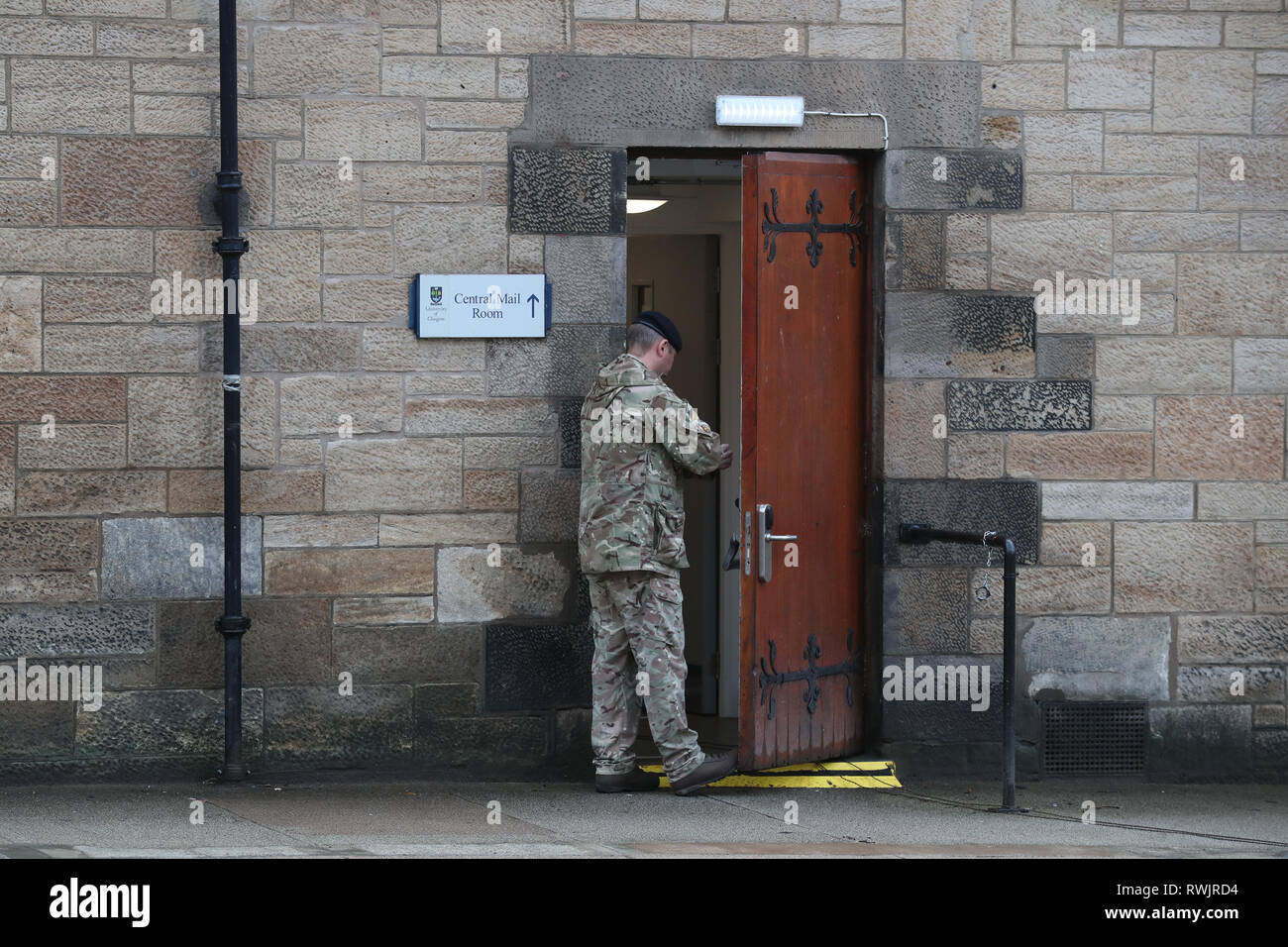 Corps Logistique Royal bomb disposal personnel à l'extérieur la salle du courrier de l'Université de Glasgow, où un colis suspect a été trouvé conduisant à l'évacuation de l'immeuble. Banque D'Images