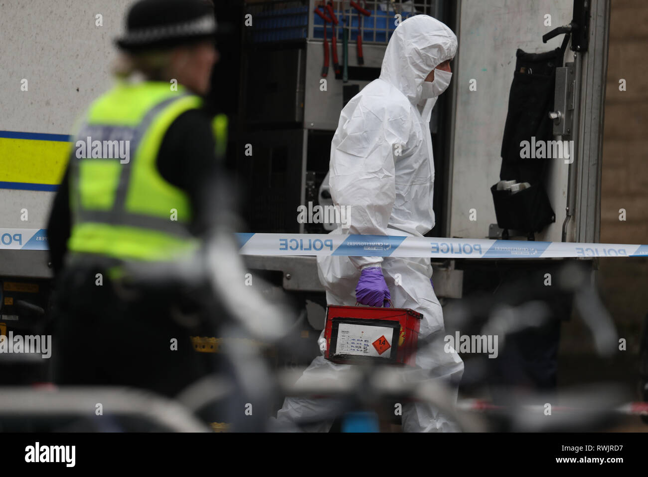 Corps royal de neutralisation des bombes de la logistique du personnel quittent la salle du courrier de l'Université de Glasgow, où un colis suspect a été trouvé conduisant à l'évacuation de l'immeuble. Banque D'Images