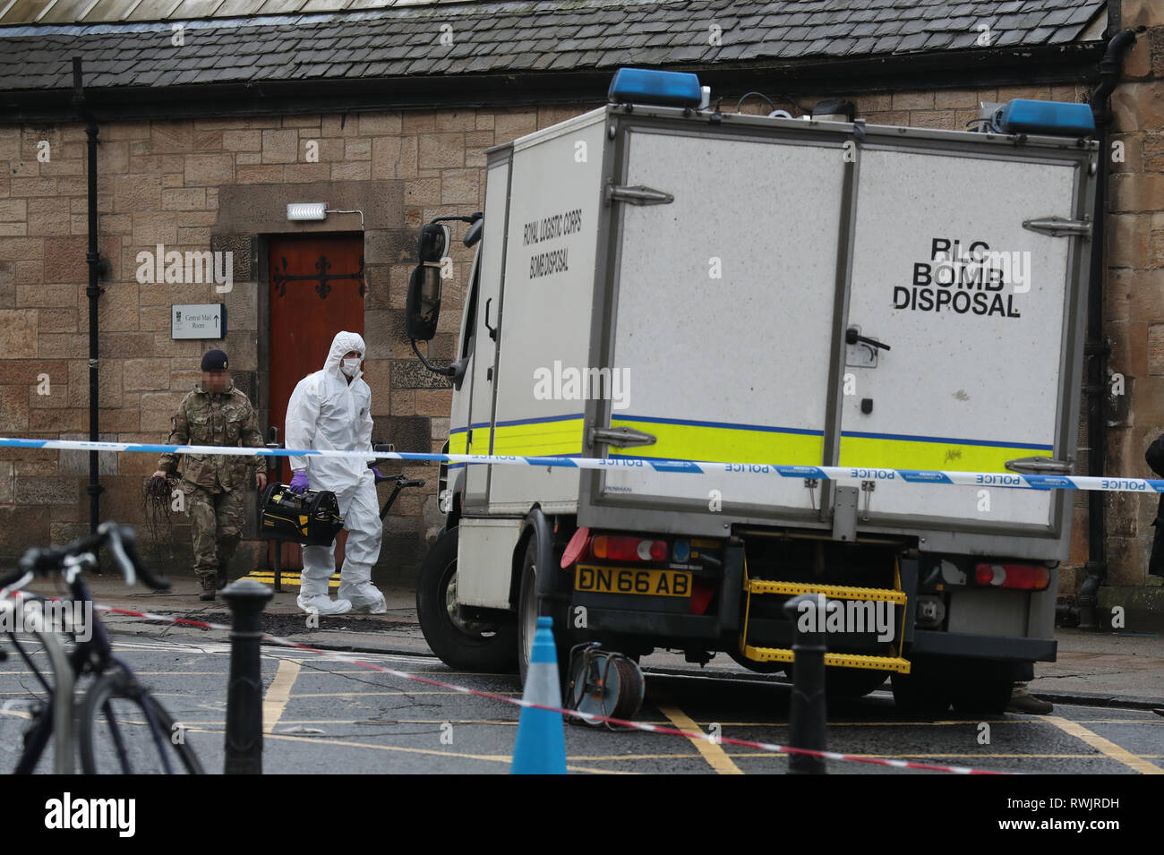 Avec l'IMAGE PAR PA PHOTO 24 Royal Corps Logistique personnel bombes quittent la salle du courrier de l'Université de Glasgow, où un colis suspect a été trouvé conduisant à l'évacuation de l'immeuble. Banque D'Images