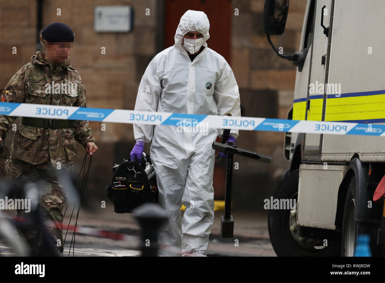 Avec l'IMAGE PAR PA PHOTO BUREAU Logistique Royale de neutralisation des bombes à l'extérieur du corps du personnel de l'Université de Glasgow, où un colis suspect a été trouvé dans la salle du courrier, conduisant à l'évacuation de l'immeuble. Banque D'Images
