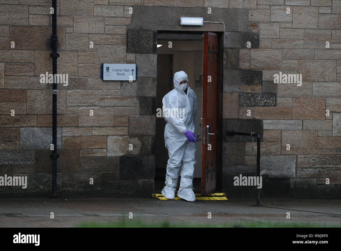 Corps royal de neutralisation des bombes de la logistique du personnel quittent la salle du courrier de l'Université de Glasgow, où un colis suspect a été trouvé conduisant à l'évacuation de l'immeuble. Banque D'Images