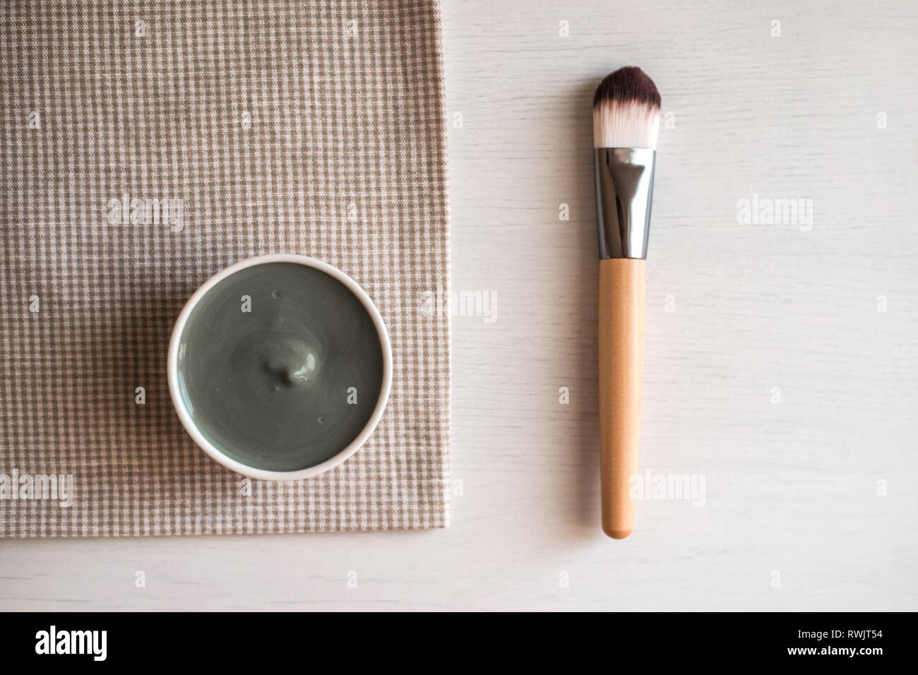 Masque du visage cosmétique naturelle dans un bol en céramique. Banque D'Images