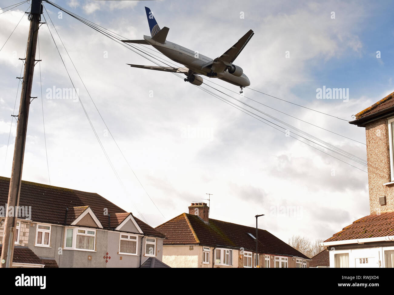 Les aéronefs volant à basse altitude, à l'atterrissage à l'aéroport de Heathrow, Londres plus de maisons Banque D'Images