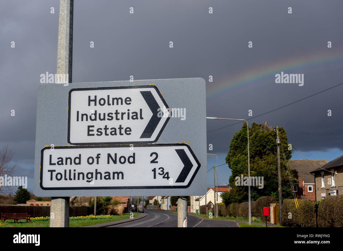 Panneau routier à la terre de Nod avec un arc-en-ciel dans l'East Yorkshire Banque D'Images