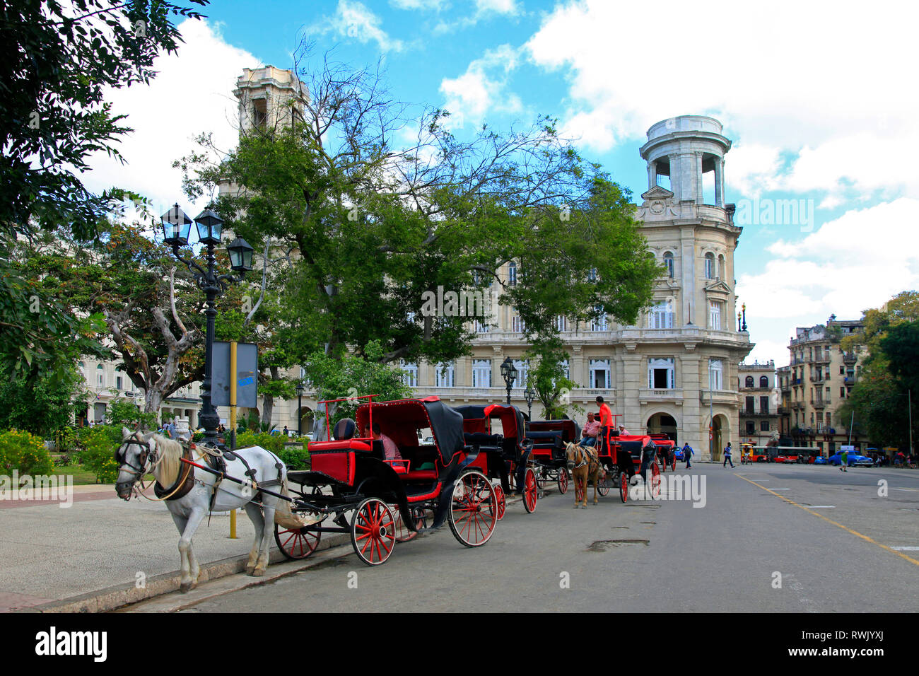 La Havane, Cuba - 10 janvier 2019 : en calèche visite touristique à travers la partie coloniale de la vieille Havane très typique dans les rues de La Havane le péché Banque D'Images