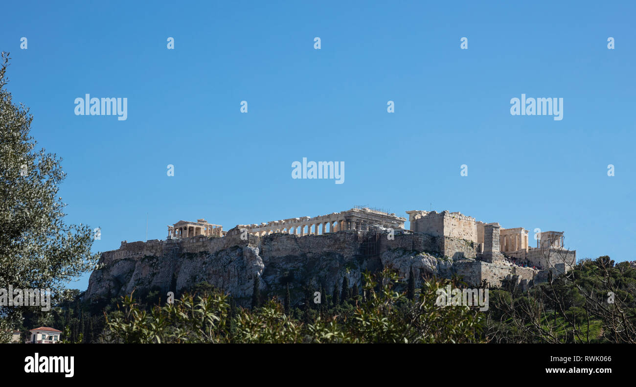 Acropole d'Athènes Grèce rock et le Parthénon sur fond de ciel bleu, journée ensoleillée. Vue depuis le quartier de Monastiraki Banque D'Images