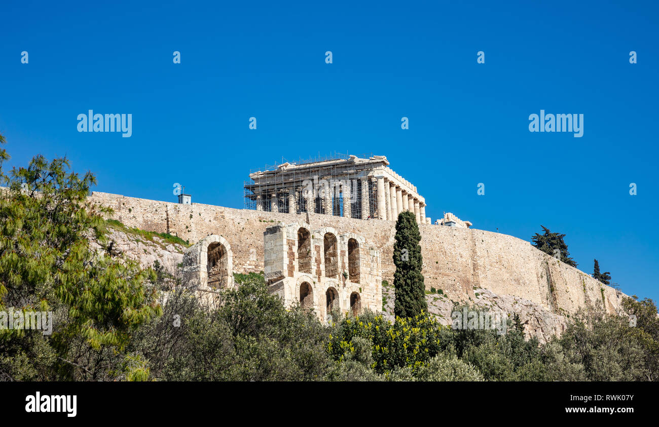 Acropole d'Athènes Grèce rock et le Parthénon sur fond de ciel bleu, journée ensoleillée. Vue de Dionisiou areopagitou str Banque D'Images