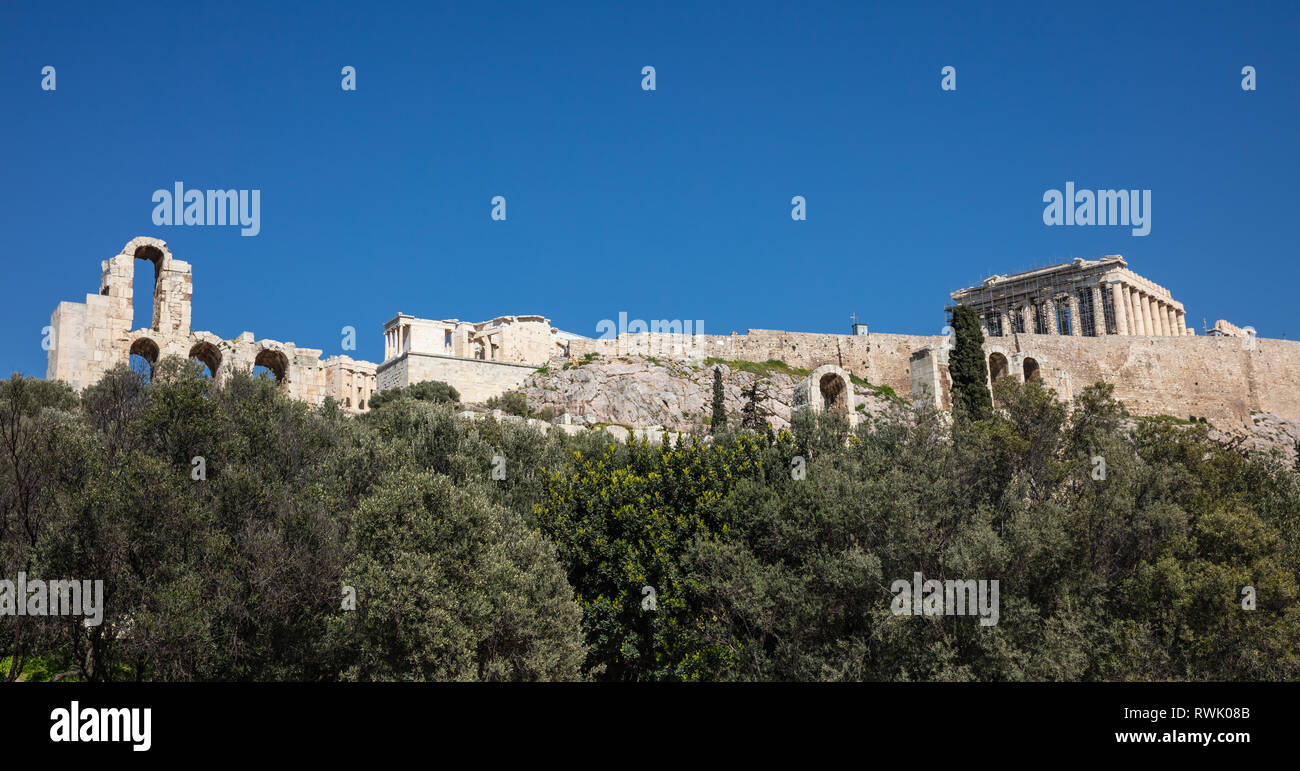 Acropole d'Athènes Grèce rock et le Parthénon sur fond de ciel bleu, journée ensoleillée. Vue de Dionisiou areopagitou str Banque D'Images