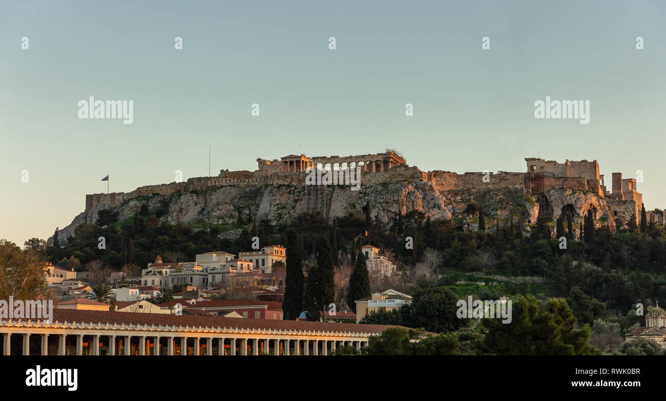 Acropole d'Athènes Grèce rock et le Parthénon sur fond de ciel bleu dans la soirée. Vue depuis le quartier de Monastiraki Banque D'Images