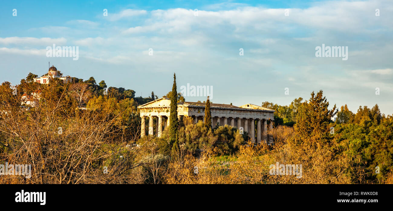 Athènes Grèce. Héphaistos temple et ancien observatoire national, bleu ciel nuageux, journée ensoleillée. Vue depuis le quartier de Monastiraki Banque D'Images