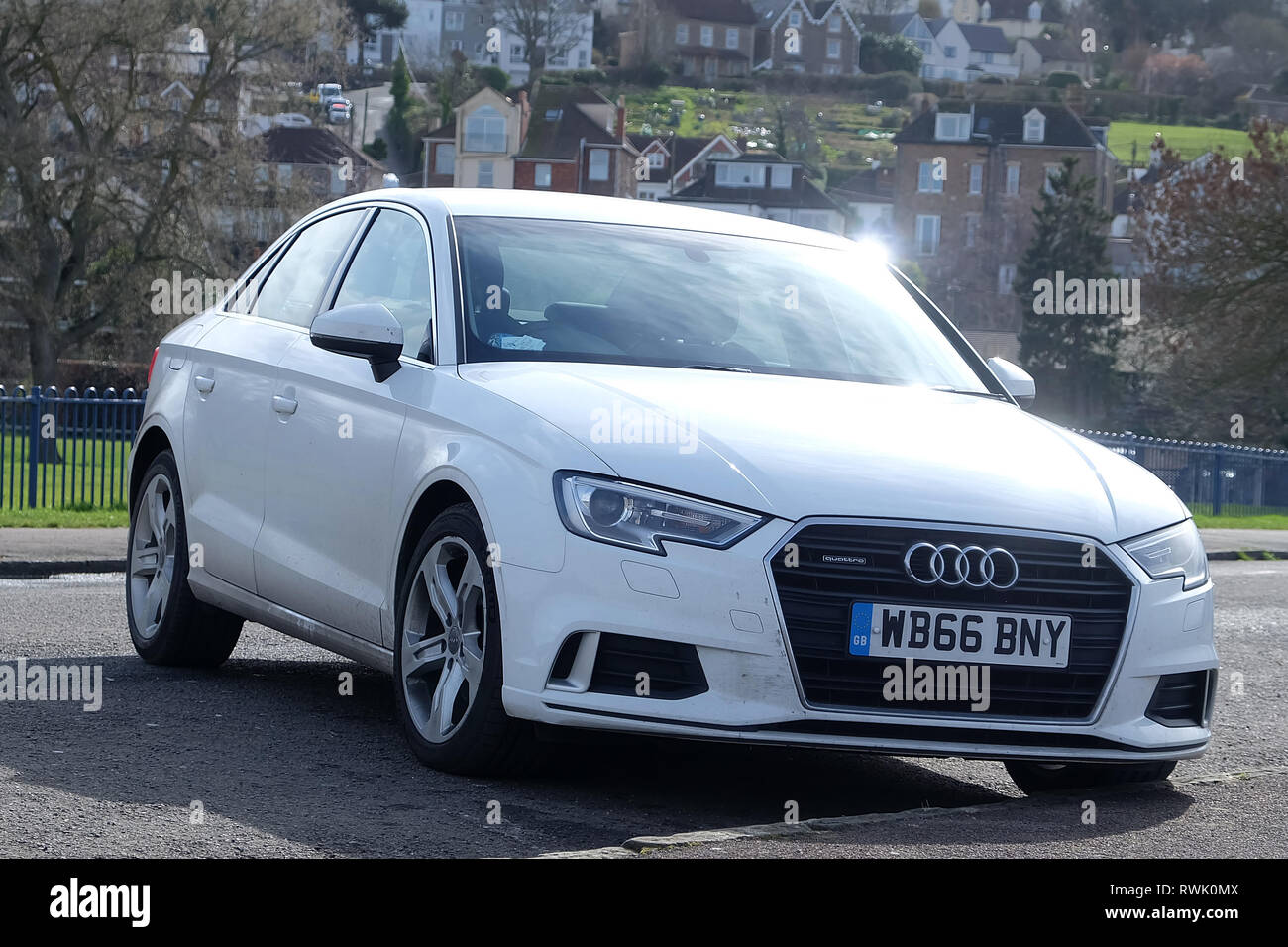 Mars 2019 - Audi A3 Saloon / berline Sport quattro en blanc sur la rue Banque D'Images