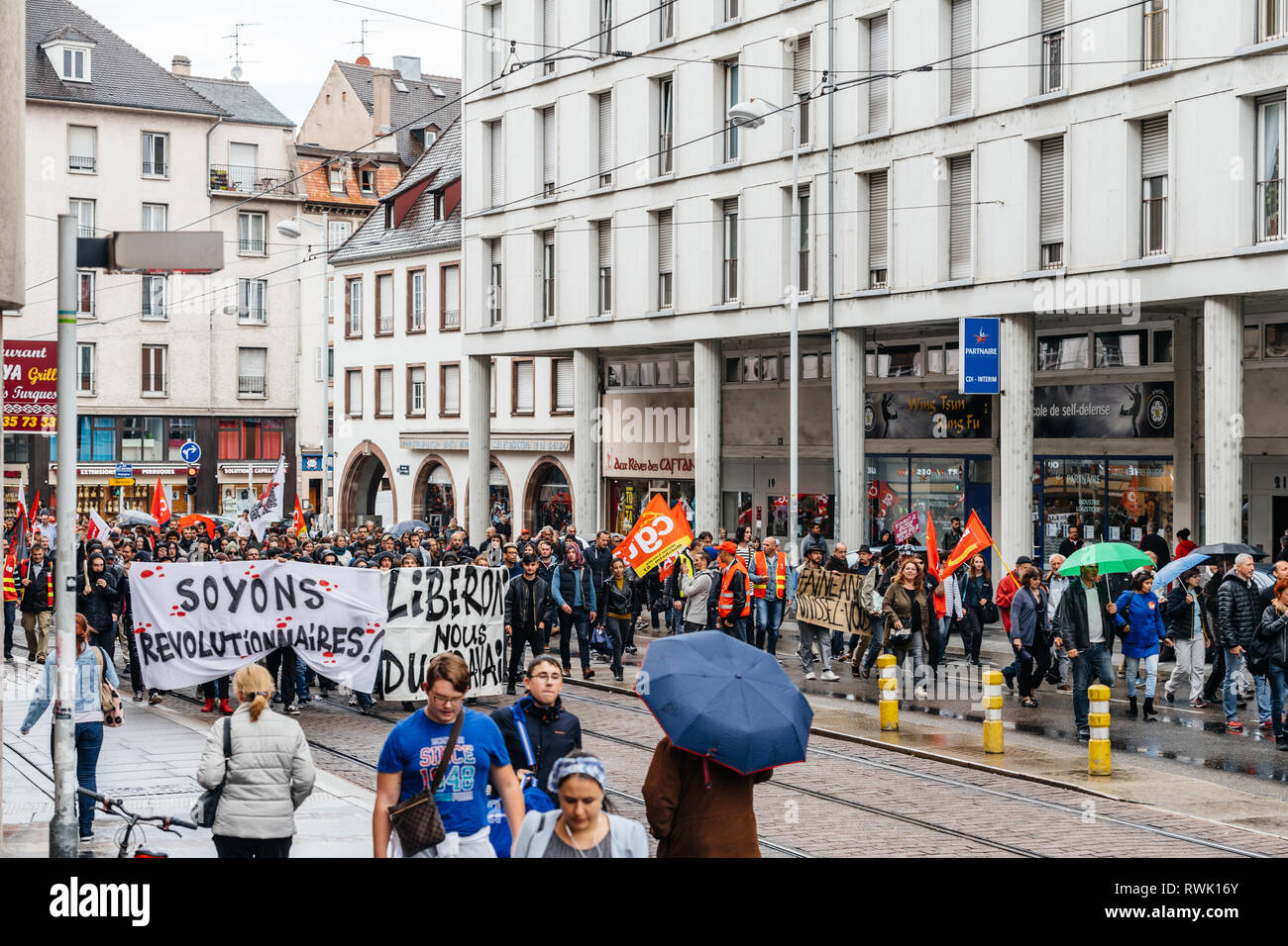 Strasbourg, France - Sep 12, 2017 : Les gens avec des pancartes à marche politique au cours d'une journée de protestation nationale française contre le projet de réforme du travail Banque D'Images