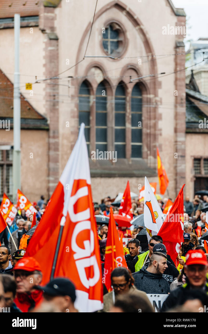Strasbourg, France - Sep 12, 2017 : Les gens de marche politique au cours d'une journée de protestation nationale française contre la réforme du travail proposé par Emmanuel Macron Gouvernement Banque D'Images