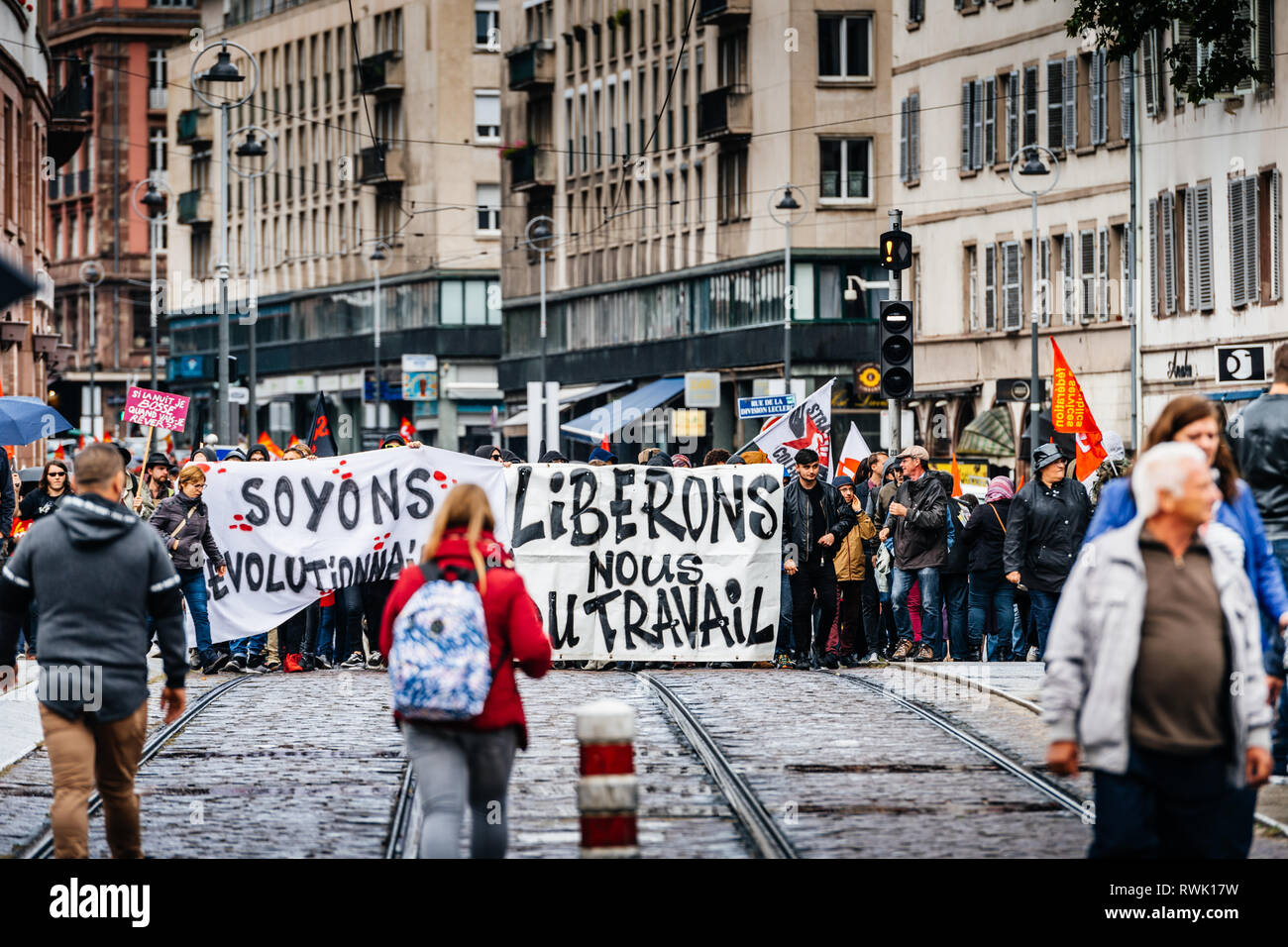 Strasbourg, France - Sep 12, 2017 : soyons message révolutionnaire sur l'affiche de mars politique nationale française au cours d'une journée de protestation contre les réformes du travail Banque D'Images