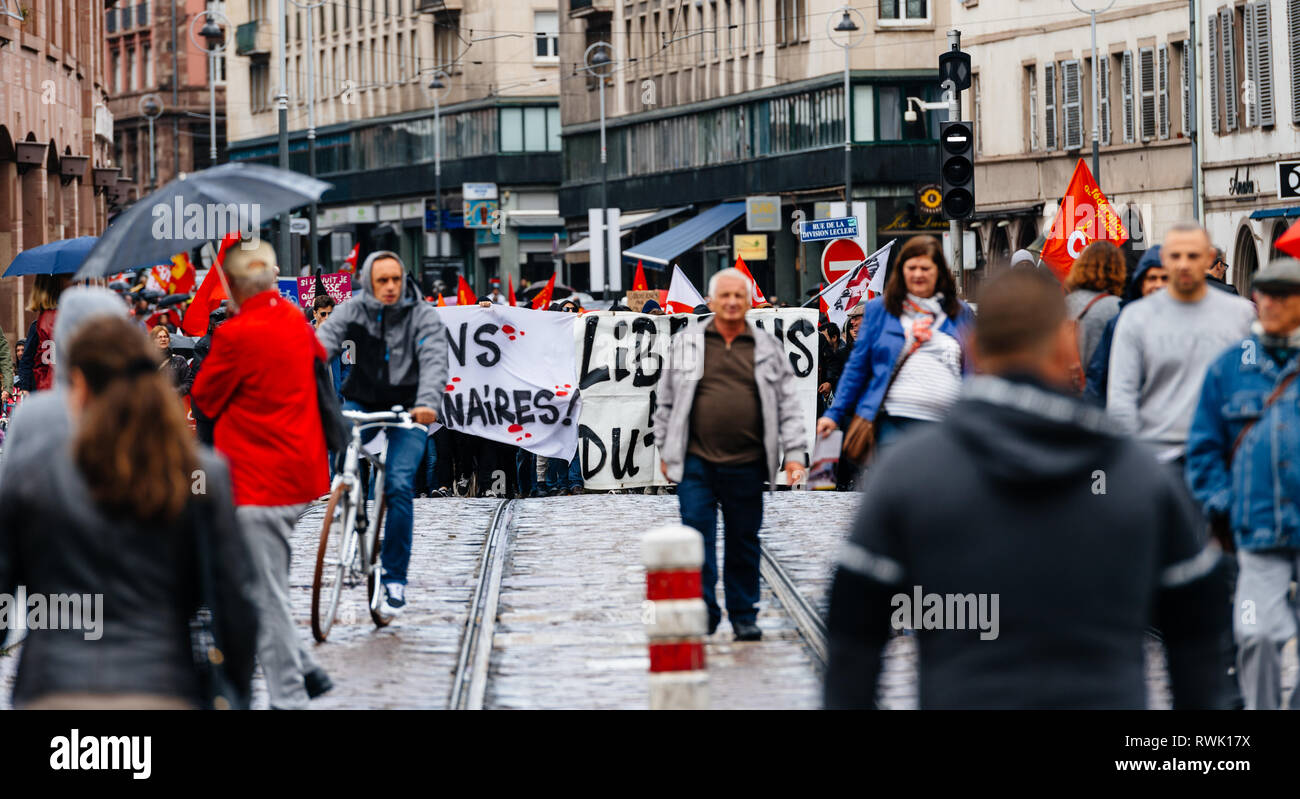 Strasbourg, France - Sep 12, 2017 : marche politique au cours d'une journée de protestation nationale française contre la réforme du travail proposé par Emmanuel Macron Gouvernement Banque D'Images