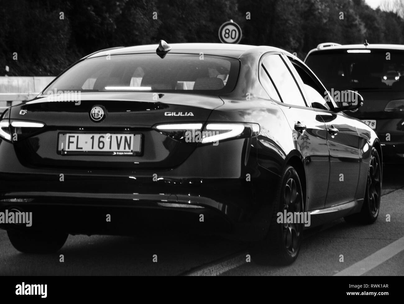 Dortmund, Allemagne - 29 octobre 2018 : vue arrière de l'Alfa Romeo Giulia sport car dans embouteillage sur l'autoroute allemande à la tombée de la photographie noir et blanc Banque D'Images