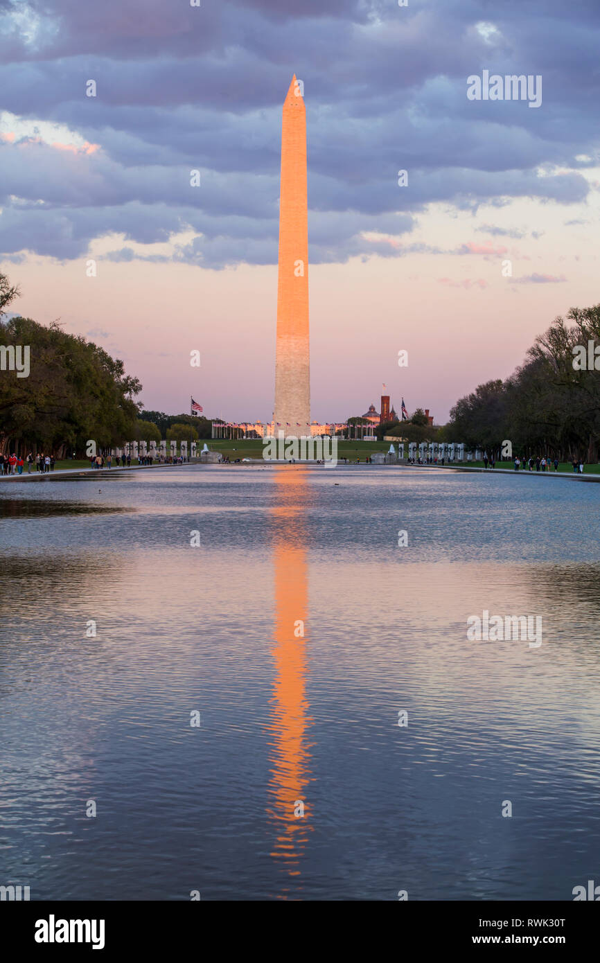 Washington Monument pris de Lincoln Monument au crépuscule ; Washington, D.C., États-Unis d'Amérique Banque D'Images