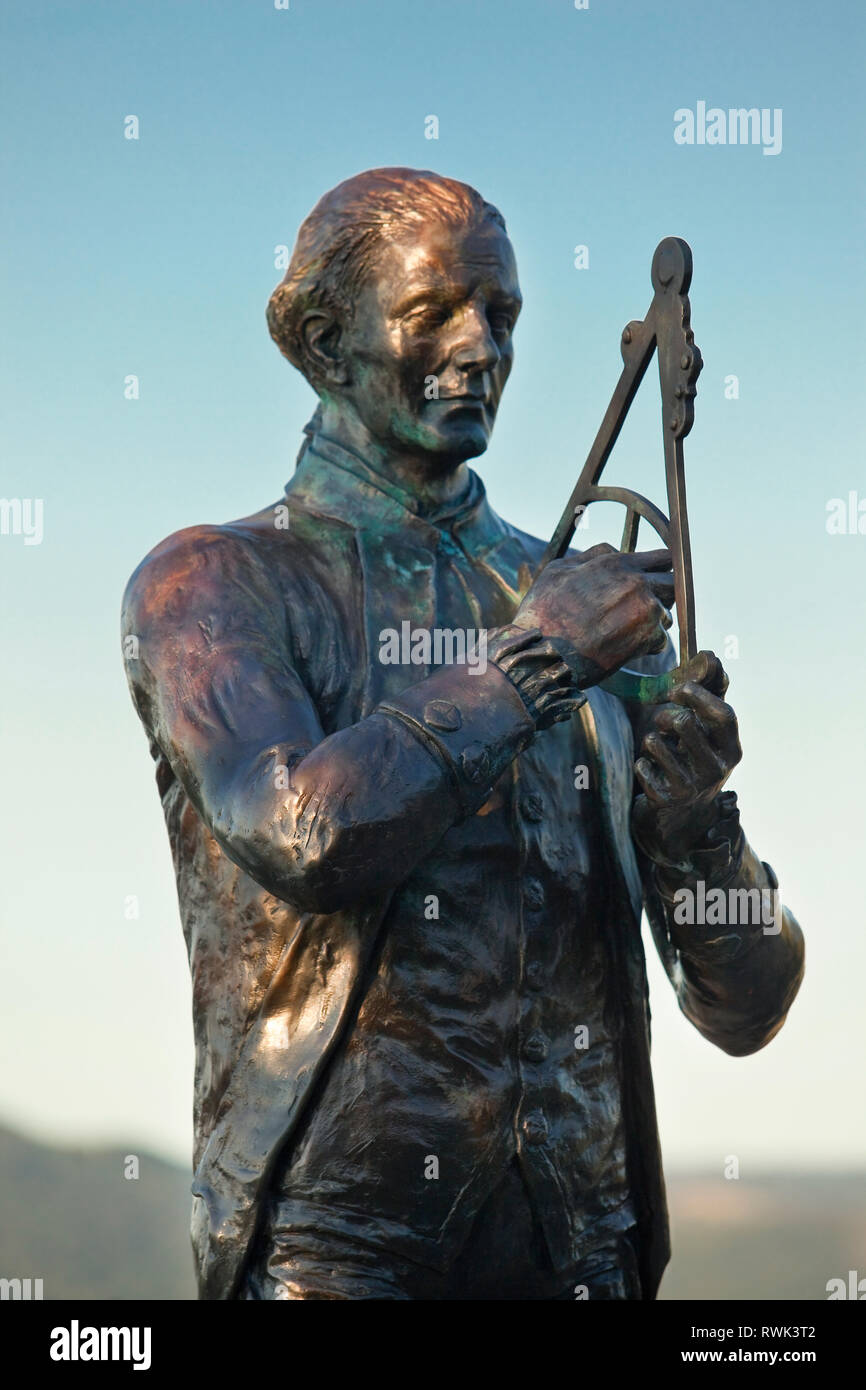 Statue de bronze le capitaine James Cook au monument du même nom, qui elle-même est un site historique national sur la partie supérieure de Crow Hill à Corner Brook, Terre-Neuve, Canada. La sculpture est par Luben Boykov et a été achevé en 2012. Banque D'Images