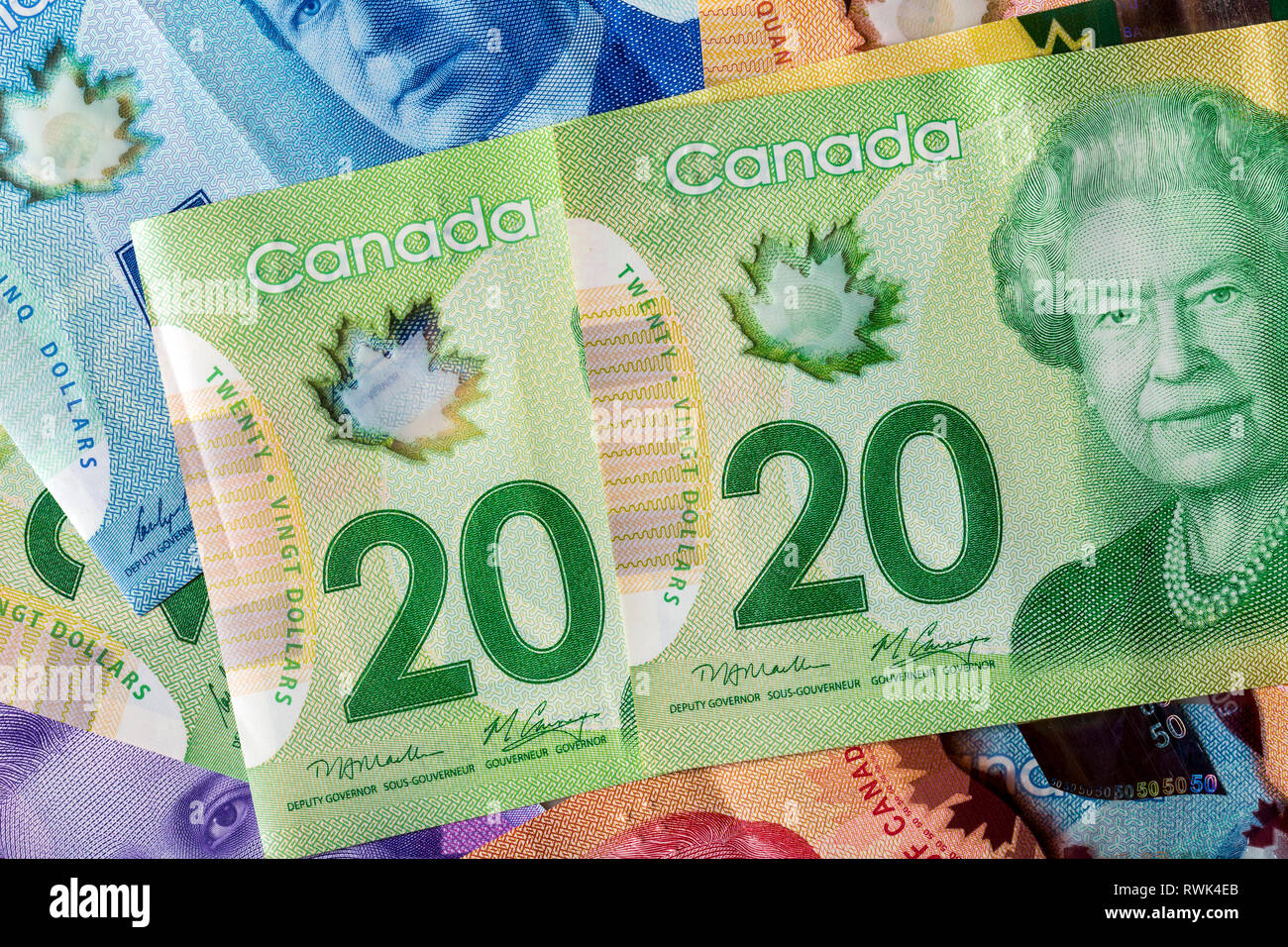 Close-up of two 20 dollars canadiens avec d'autres Canadiens de couleur de l'argent dans l'arrière-plan Banque D'Images