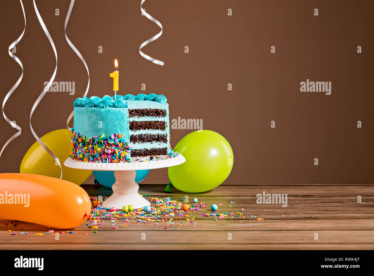 Gateau D Anniversaire Avec Une Celebration De La Bougie Numero 1 Banque D Image Et Photos Alamy