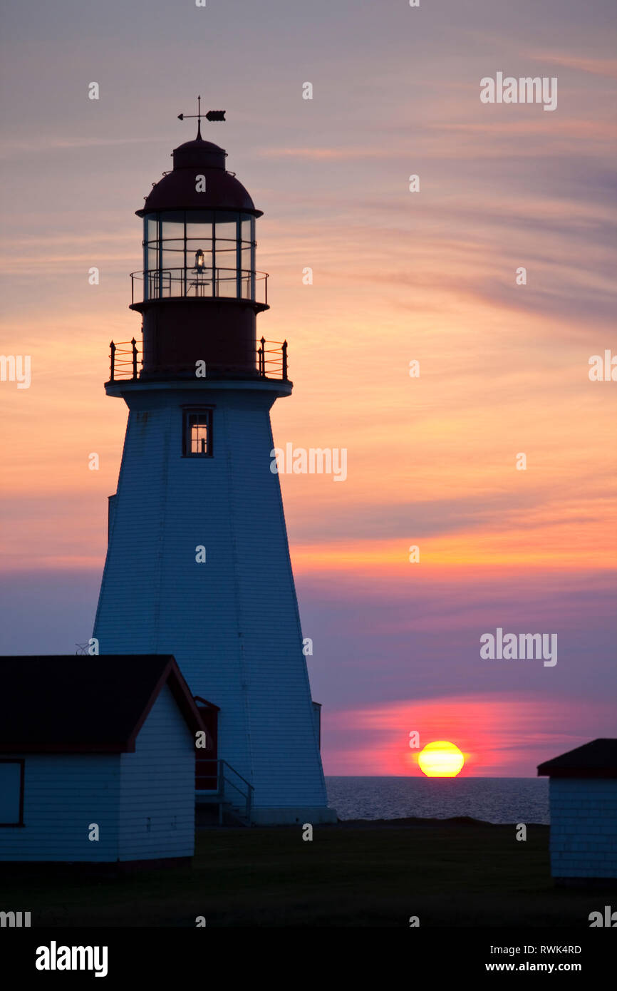 Phare de Point Riche au coucher du soleil. Le phare est situé au lieu historique national de Port au Choix, Port au Choix, Terre-Neuve, Canada Banque D'Images