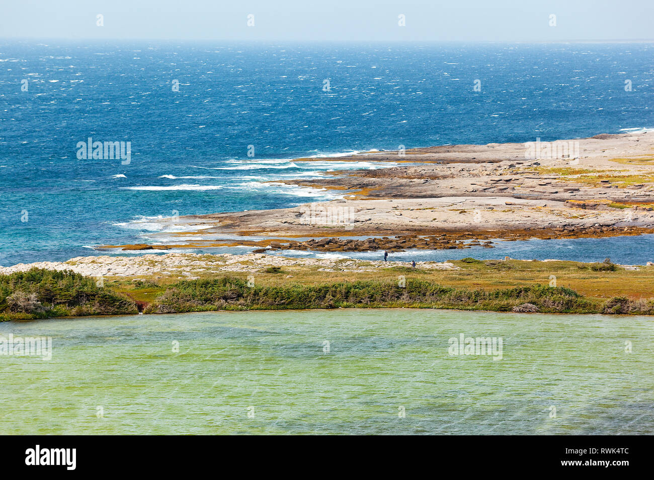 Vue sur le sentier du Littoral vu de Crow Head dans le lieu historique national de Port au Choix. Le corps de couleur vert d'eau au premier plan est un étang et, au-delà, c'est le golfe du Saint-Laurent. Port au Choix (Terre-Neuve), Canada Banque D'Images