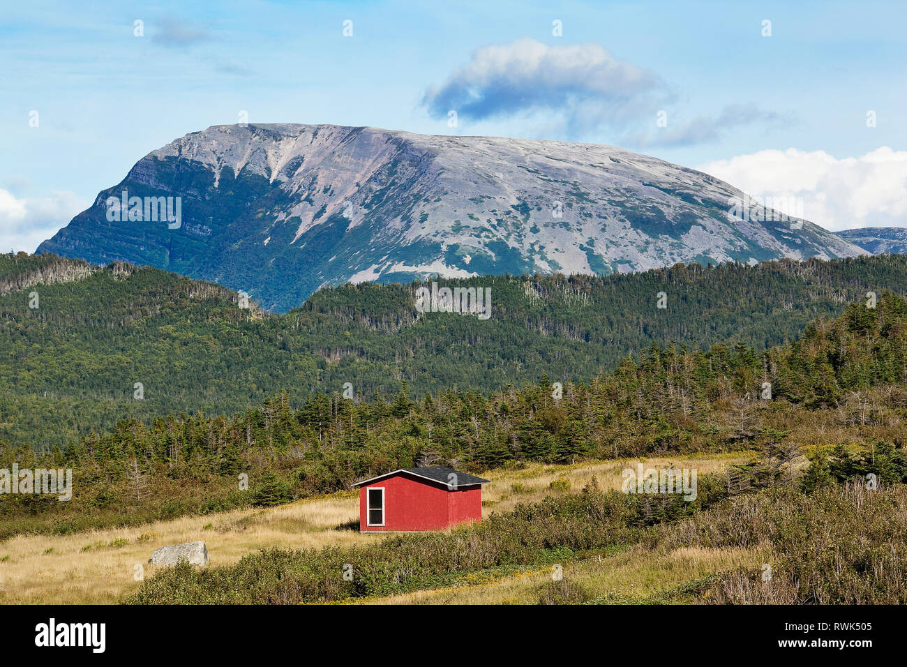 Abri de rouge dans un champ avec le mont Gros-Morne en arrière-plan, le parc national du Gros-Morne, à Terre-Neuve, Canada Banque D'Images