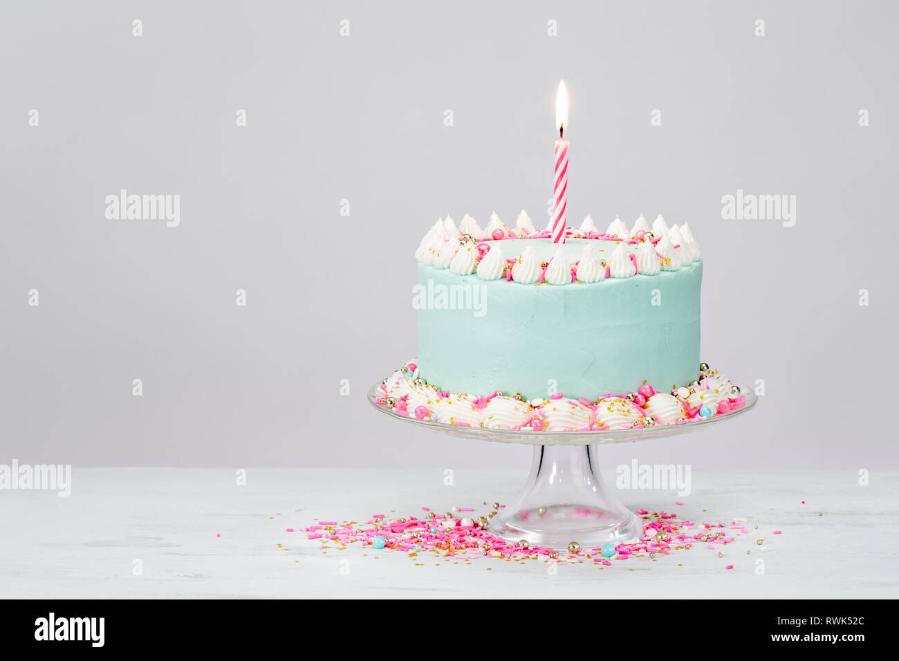 Gateau D Anniversaire Bleu Pastel Sur Fond Blanc Avec Des Paillettes Rose Photo Stock Alamy Gateau D Anniversaire Bleu Pastel Sur Fond Blanc Avec Des Paillettes Rose Photo Stock Alamy