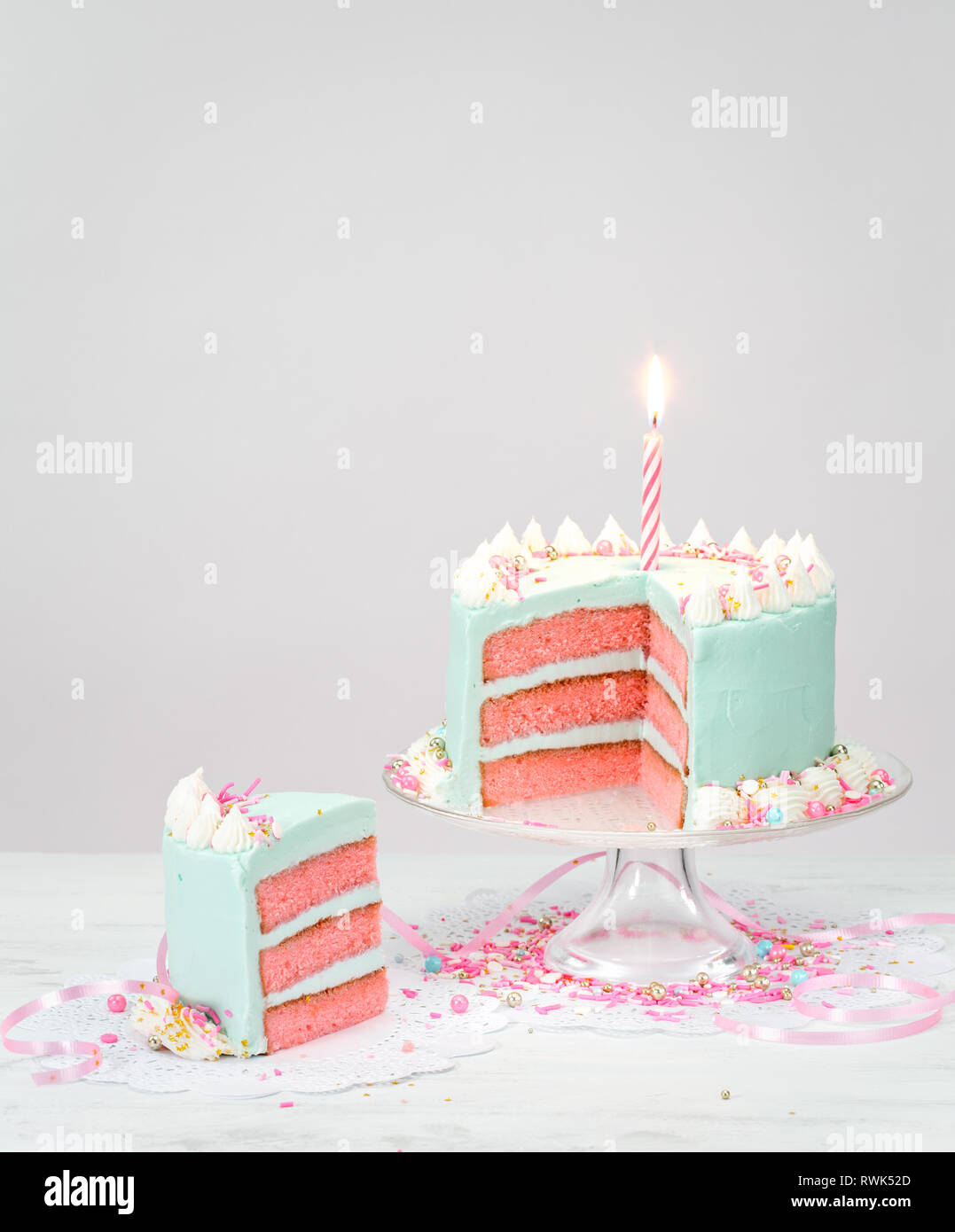 Gateau D Anniversaire Bleu Pastel Sur Fond Blanc Avec Des Couches De Rose Et De Paillettes Photo Stock Alamy
