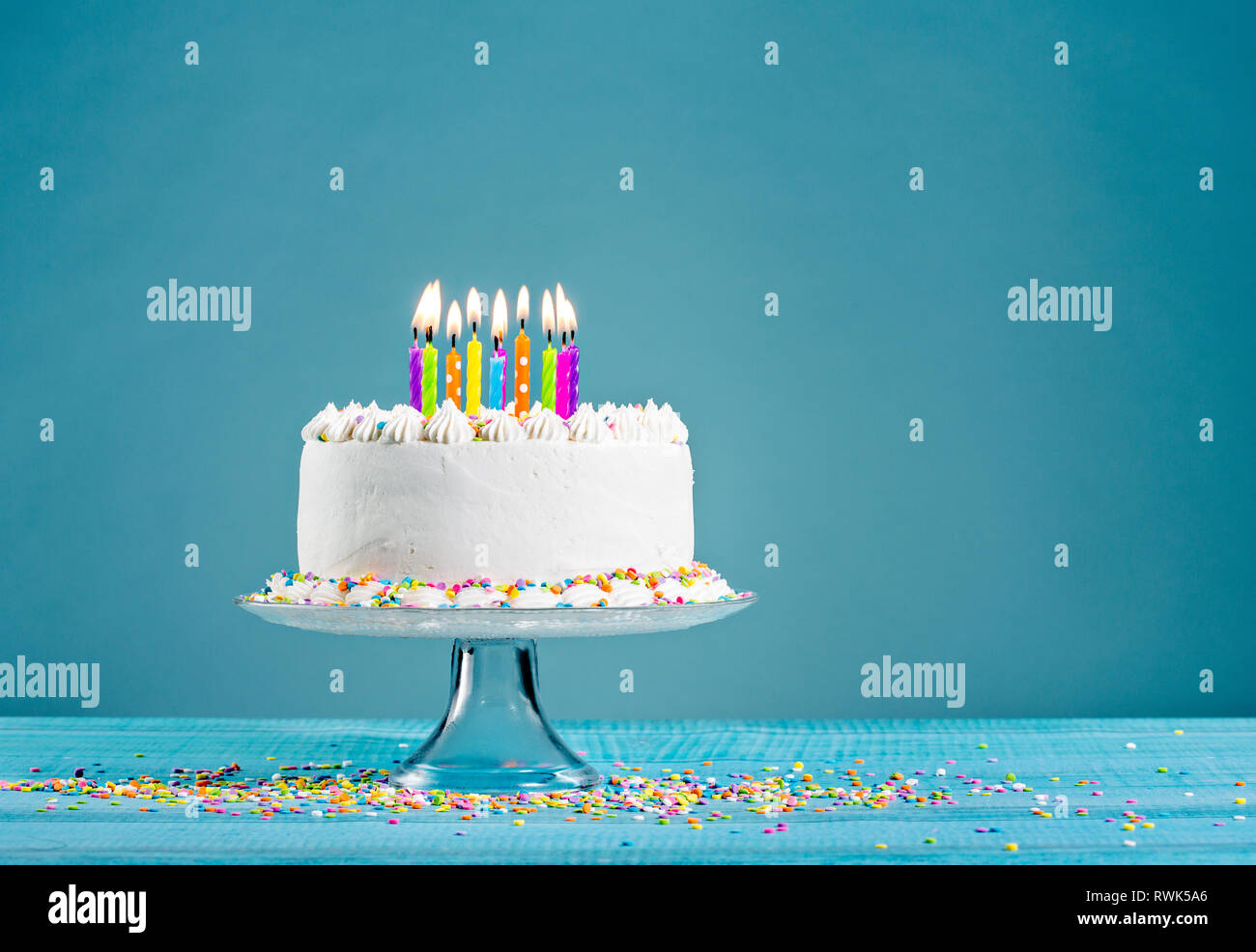 Glacage Buttercream Blanc Avec Gateau D Anniversaire Avec Des Bougies Colorees Et Sprinkles Sur Fond Bleu Photo Stock Alamy