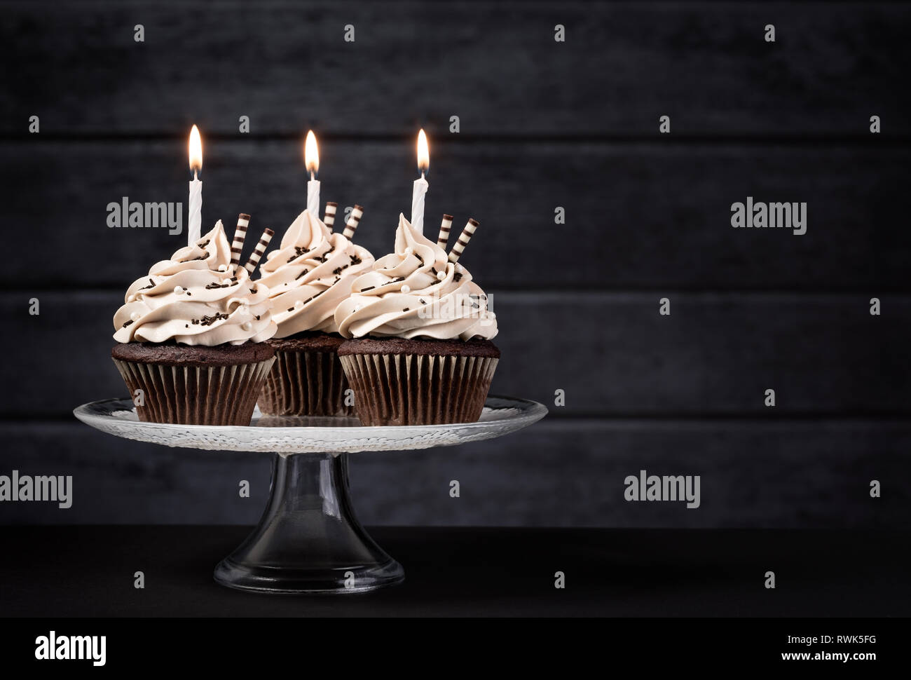 Trois Petits Gateaux Au Chocolat Avec Glacage Buttercream Et Anniversaire Bougies D Un Cake Stand Photo Stock Alamy Trois Petits Gateaux Au Chocolat Avec Glacage Buttercream Et Anniversaire Bougies D Un Cake Stand Photo Stock Alamy