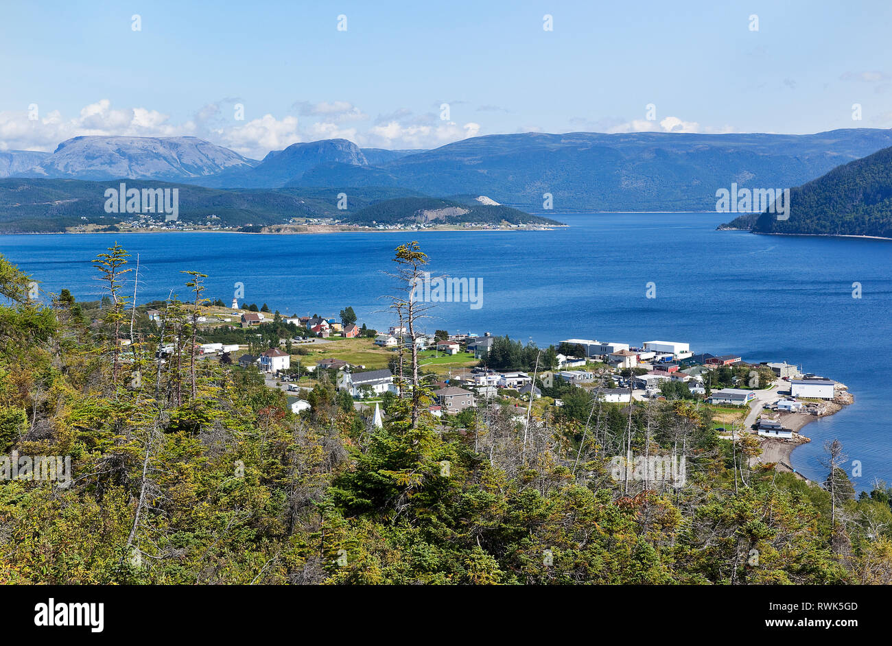 Vue sur le village de Woody Point et Bonne Bay à partir du haut de la colline La chicouté et le sentier d'observation, le parc national du Gros-Morne, à Terre-Neuve, Canada Banque D'Images