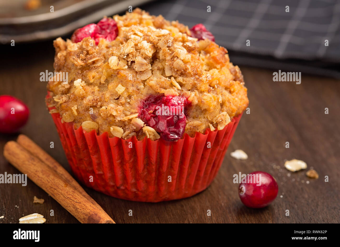 Muffin canneberges fraîchement cuits avec garniture crumble d'avoine Banque D'Images