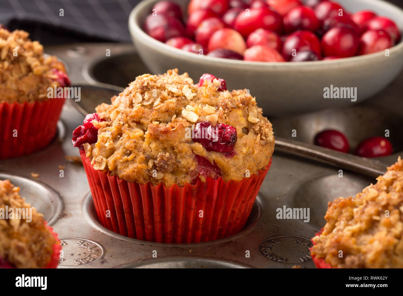 Muffins aux canneberges fraîchement cuits avec garniture crumble d'avoine Banque D'Images