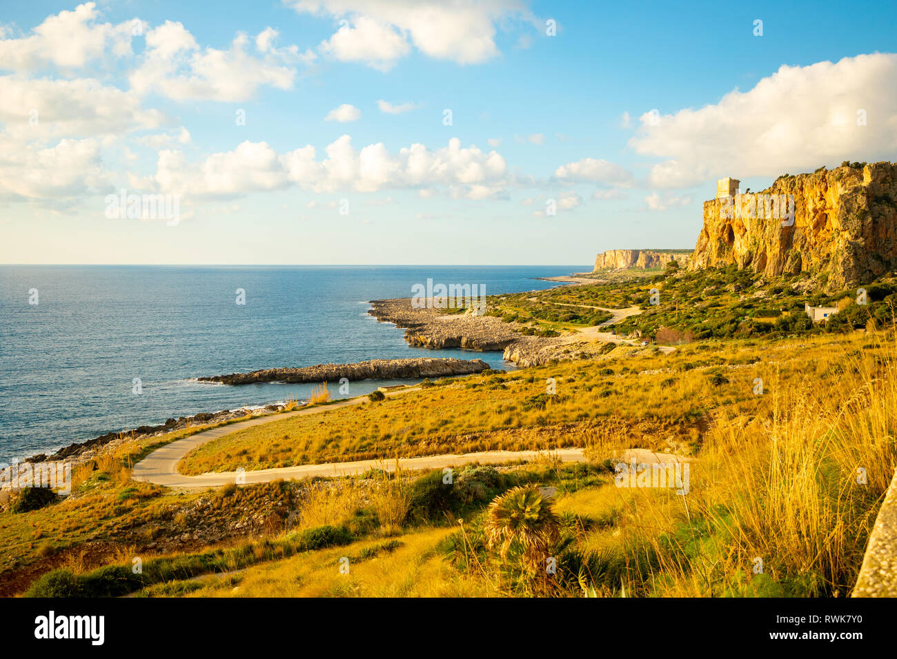 Sur les montagnes et la mer bleue dans la réserve naturelle ou Riserva dello Zingaro au coucher du soleil s'allume en Sicile, Italie Banque D'Images