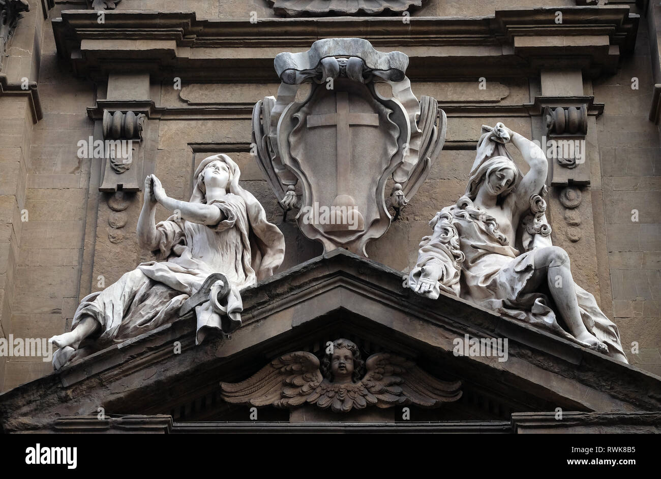 Des statues d'espoir et de la pauvreté assis de part et d'autre des armoiries de l'ordre Theatine sur la façade de l'église Santi Michele e Gaetano à Florence Banque D'Images