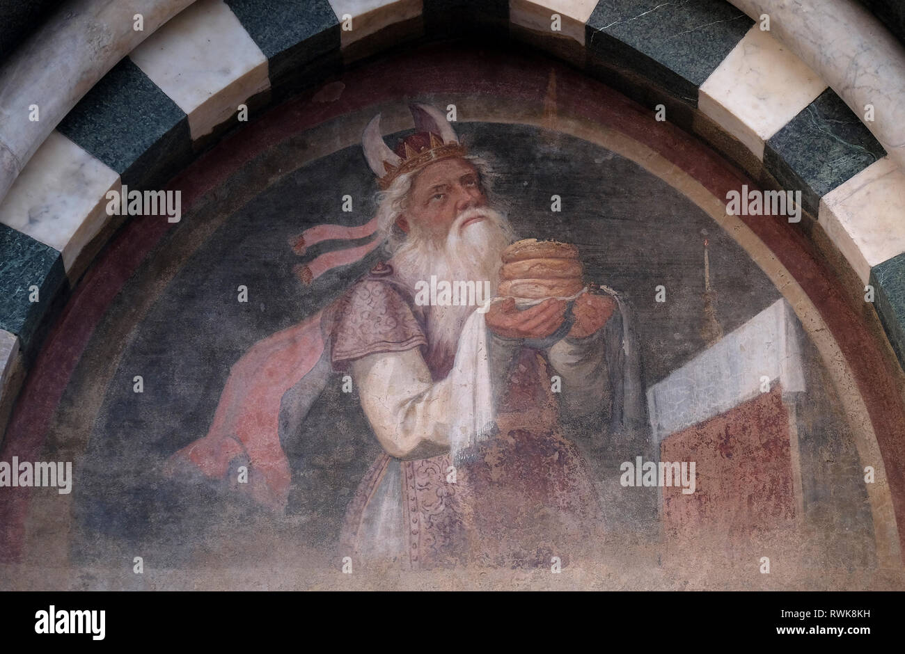 La lunette de l'une des portes latérales représentant Melchisédech, détail de la façade de l'église de Santa Maria Novella à Florence, Italie Banque D'Images