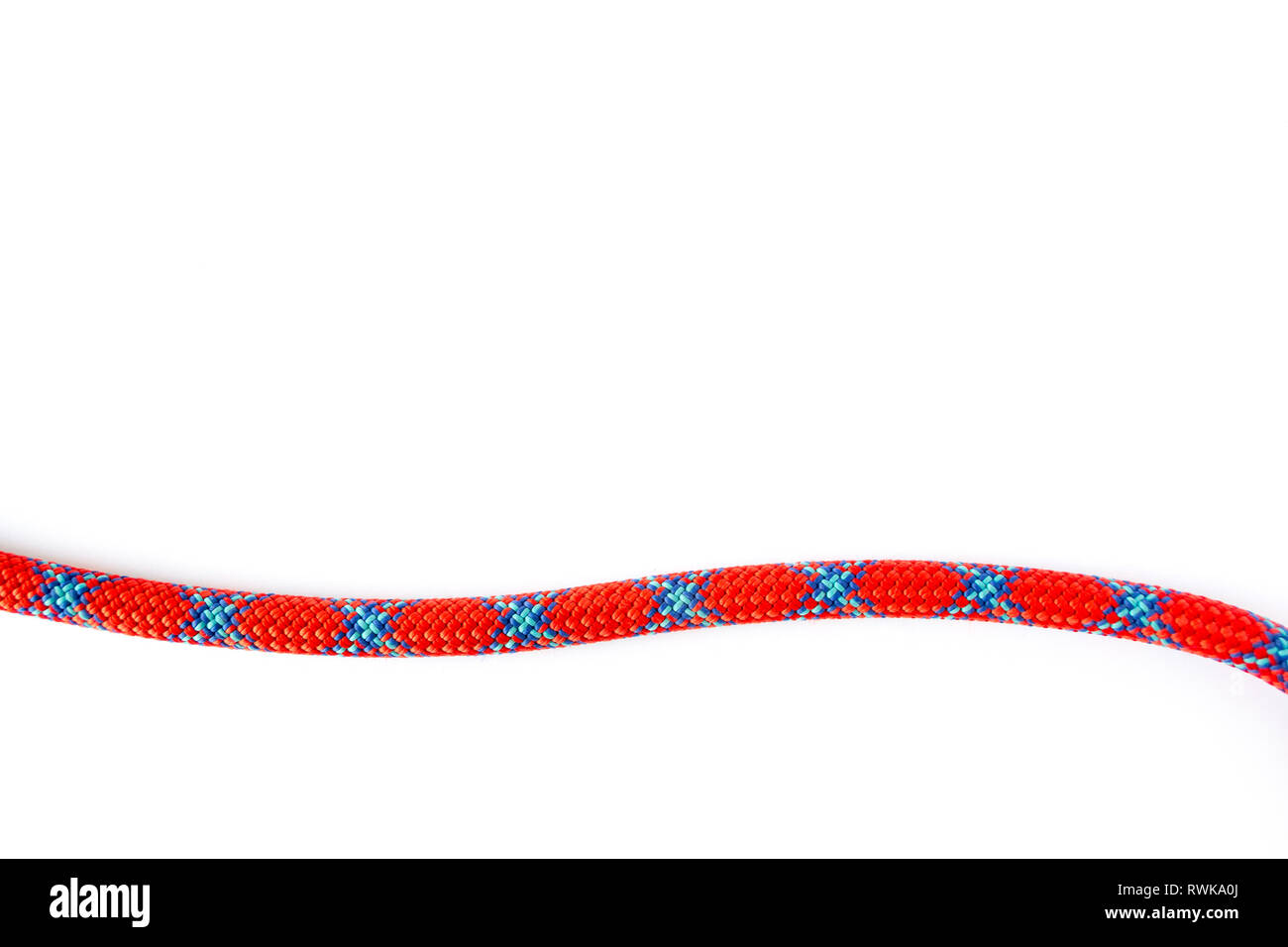 9,8 mm corde strand, isolé sur fond blanc. String de l'alpinisme corde bobine avec rouge et bleu résumé 'X' sur elle. Banque D'Images