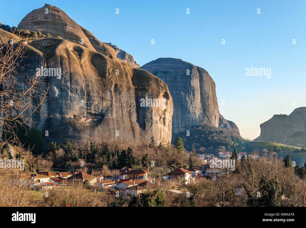 Vue sur le village de Kastraki traditionnel et la formation rocheuse des météores, en Grèce centrale. Banque D'Images