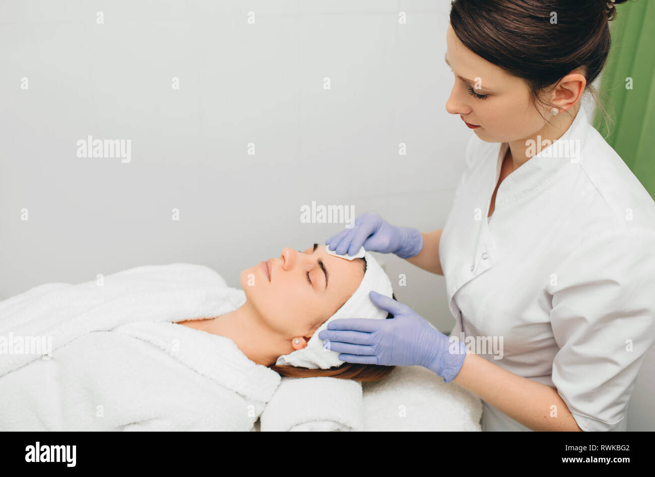 Woman receiving facial treatment au salon de beauté. L'exfoliation Banque D'Images