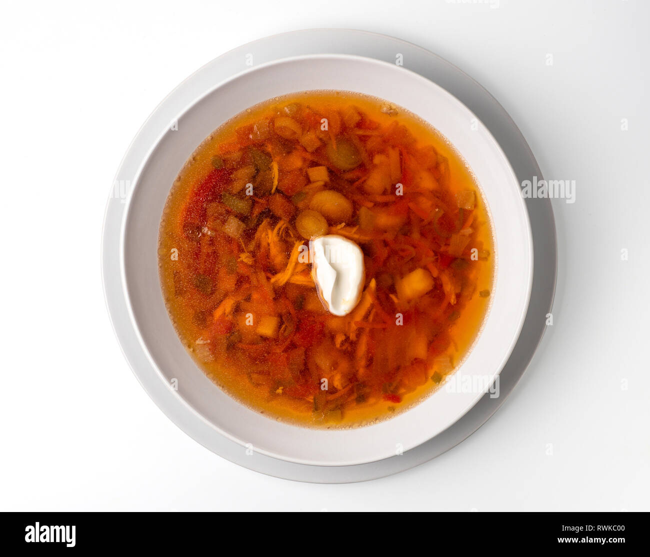 Bol avec du poulet, de betteraves et autres légumes de la soupe. Lumineux parfait en bouillon minestrone italien style, isolé sur blanc. Vue de dessus ou de télévision. Banque D'Images