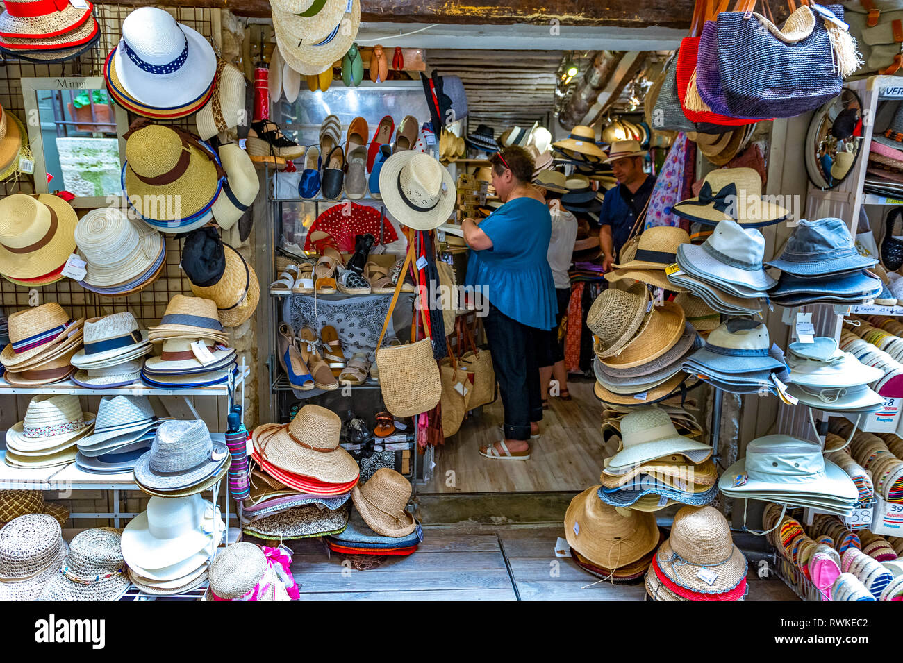 Vaucluse (84), Parc naturel régional du Luberon. Le village de Gordes  classé comme le plus beau village de France. Boutique de chapeaux Photo  Stock - Alamy