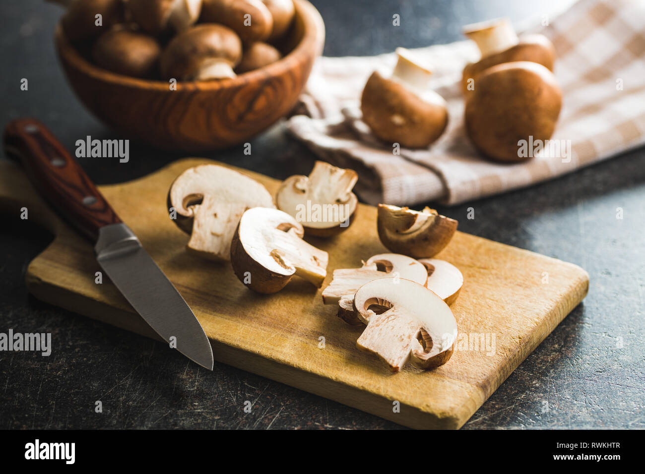 Tranches de champignon champignons frais sur une planche à découper. Banque D'Images